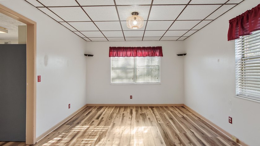 Spacious two-story home located in the established Venetian - photo 22