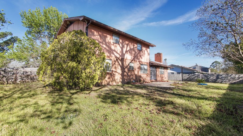 Spacious two-story home located in the established Venetian - photo 26