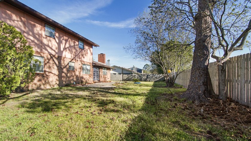 Spacious two-story home located in the established Venetian - photo 27