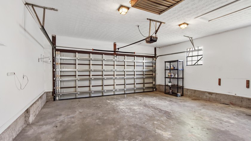 Spacious two-story home located in the established Venetian - photo 29