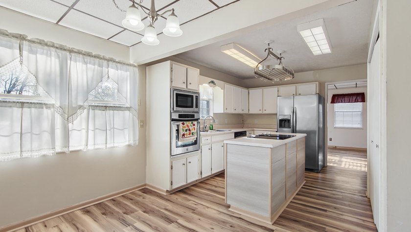 Spacious two-story home located in the established Venetian - photo 30