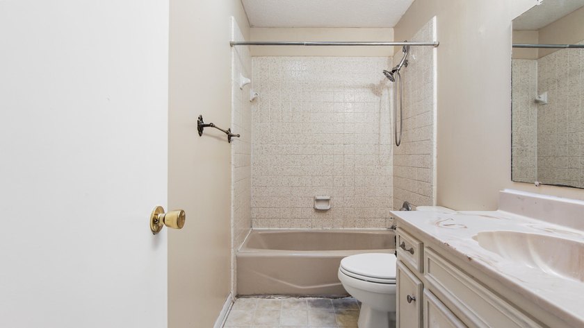 Spacious two-story home located in the established Venetian - photo 36