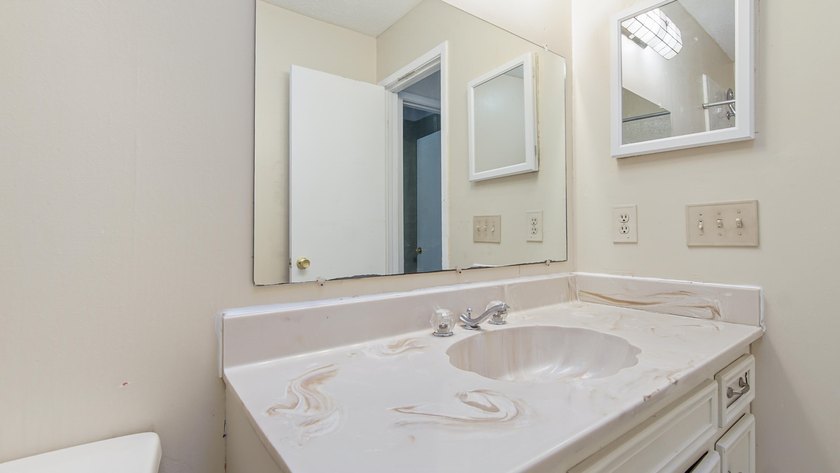 Spacious two-story home located in the established Venetian - photo 37