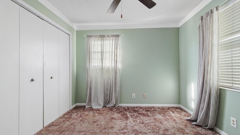 Spacious two-story home located in the established Venetian - photo 39