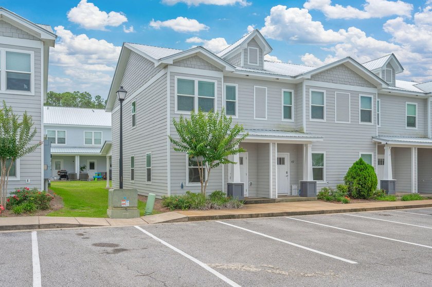 Welcome to 416 Date Palm Lane, a beautifully maintained end-unit - photo 2