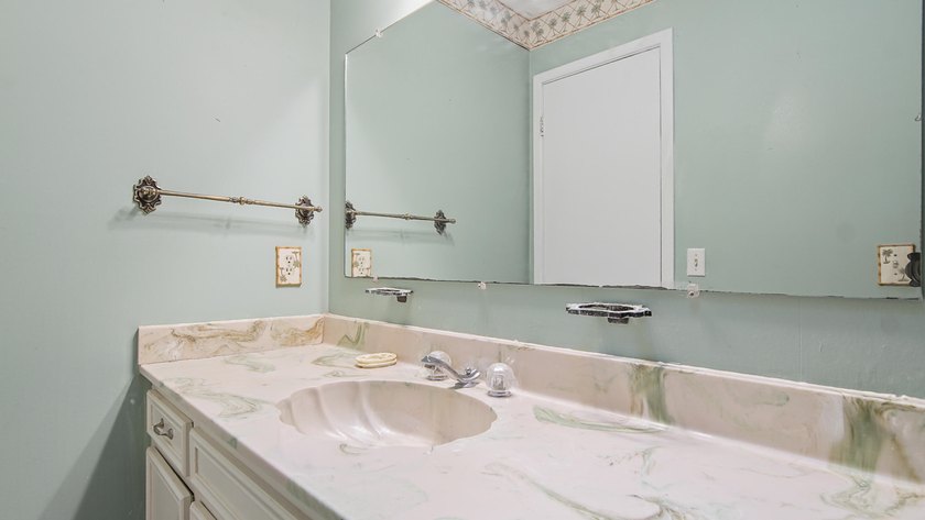 Spacious two-story home located in the established Venetian - photo 43