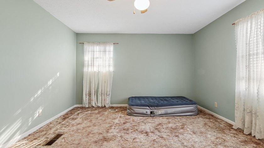 Spacious two-story home located in the established Venetian - photo 45
