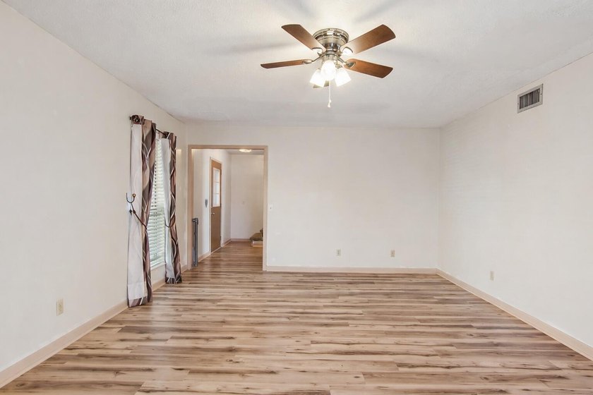 Spacious two-story home located in the established Venetian - photo 47