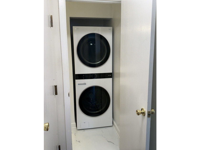1st Floor Unit Newly Updated! Secure Entrance! The kitchen - photo 7