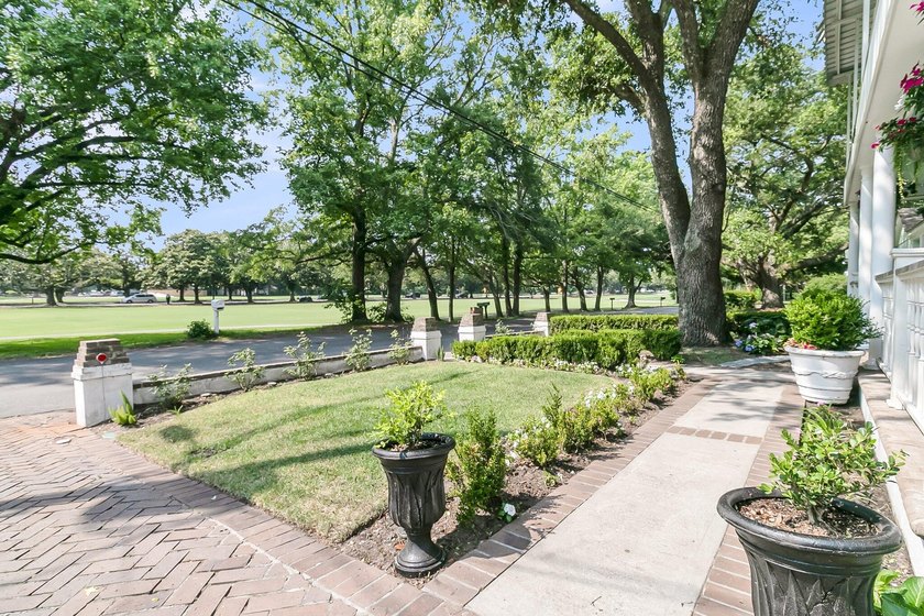 Tucked beneath a canopy of sweeping live oaks, this beautifully - photo 7
