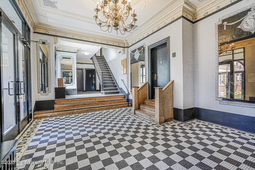 Bright and newly renovated 1-bedroom, 1-bath co-op in - photo 2
