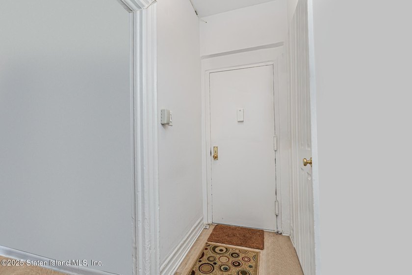 Bright and newly renovated 1-bedroom, 1-bath co-op in - photo 3