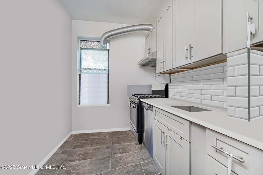 Bright and newly renovated 1-bedroom, 1-bath co-op in - photo 5