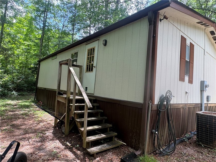 This 3-bedroom, 2-bathroom home is located on an interior lot in - photo 3
