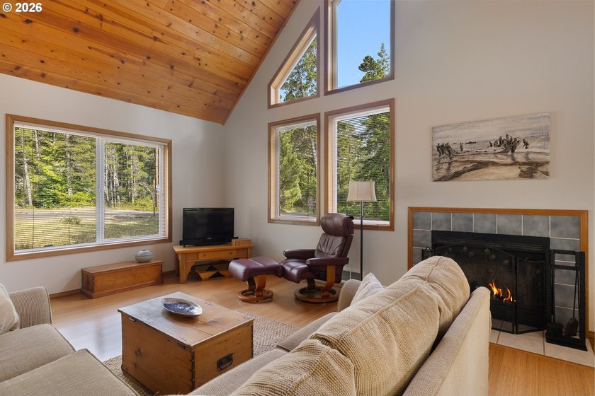 Sweet, bright and light beach cabin with wall of windows facing - photo 11