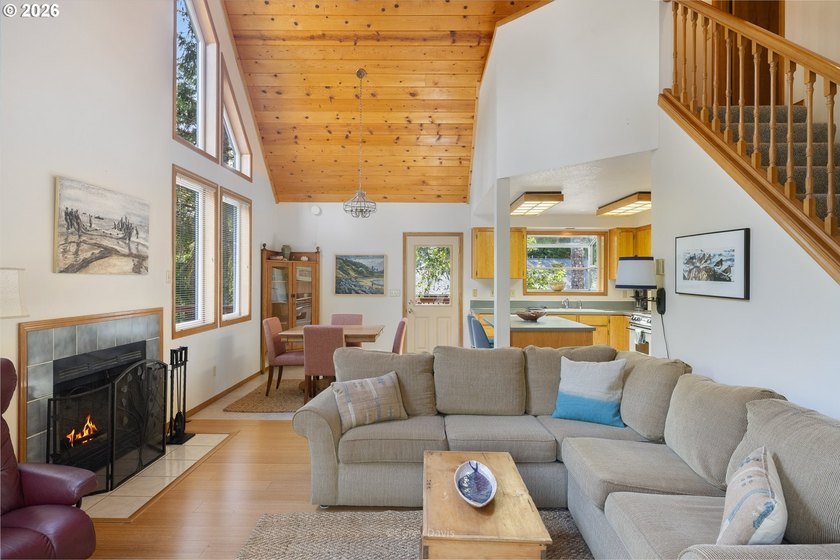 Sweet, bright and light beach cabin with wall of windows facing - photo 12
