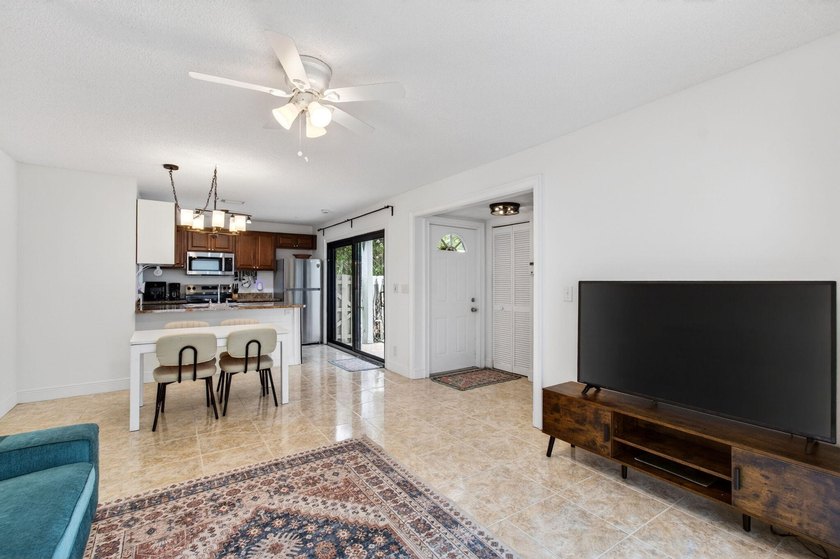 Tucked into the walkable Pineapple Walk community, this 3-bed - photo 13