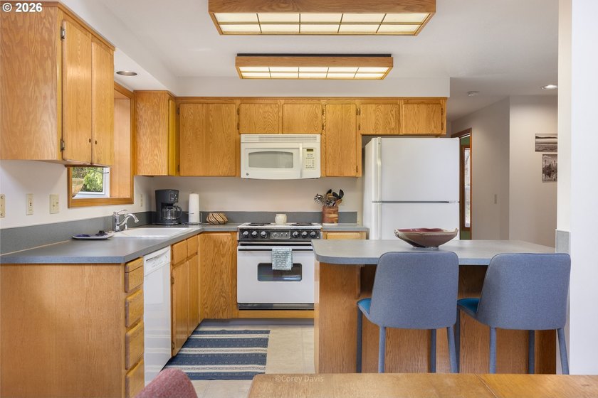 Sweet, bright and light beach cabin with wall of windows facing - photo 13