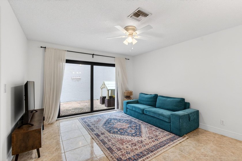 Tucked into the walkable Pineapple Walk community, this 3-bed - photo 14