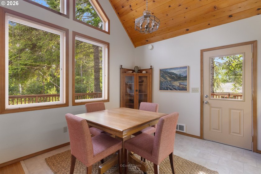 Sweet, bright and light beach cabin with wall of windows facing - photo 14