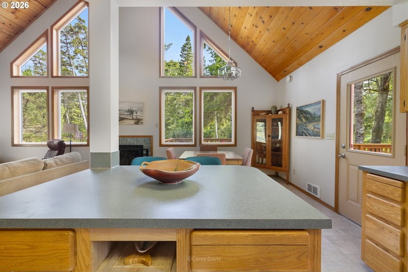 Sweet, bright and light beach cabin with wall of windows facing - photo 15
