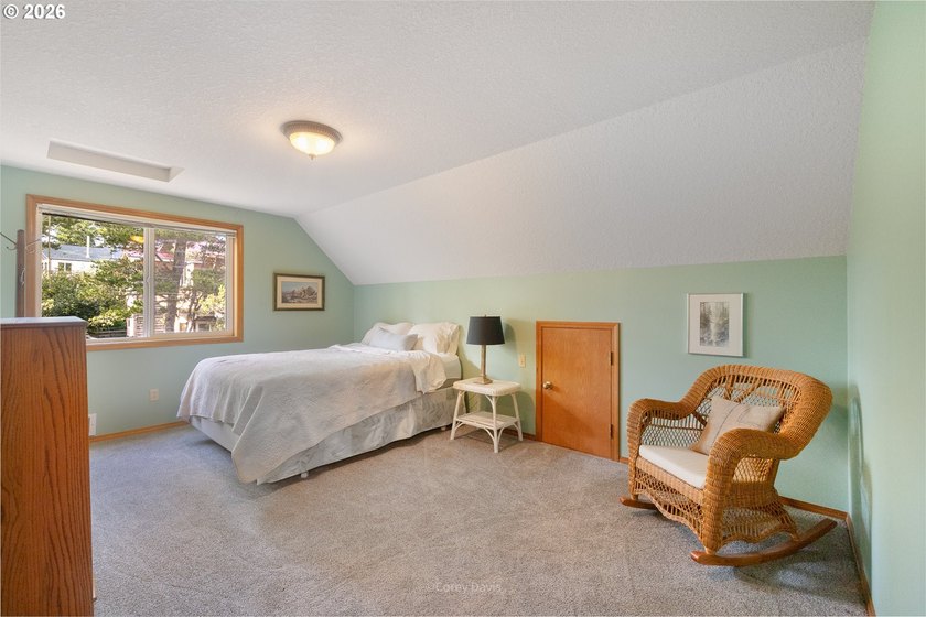 Sweet, bright and light beach cabin with wall of windows facing - photo 18