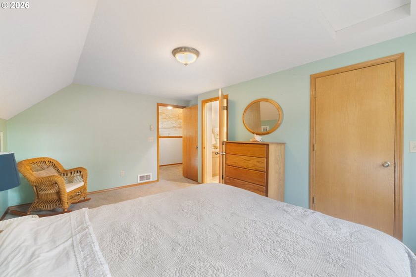 Sweet, bright and light beach cabin with wall of windows facing - photo 19