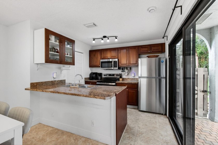 Tucked into the walkable Pineapple Walk community, this 3-bed - photo 21