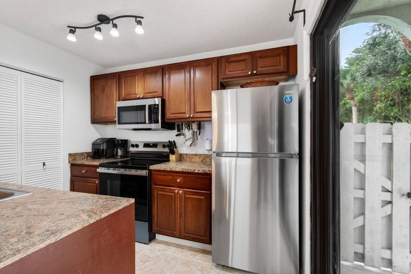 Tucked into the walkable Pineapple Walk community, this 3-bed - photo 23