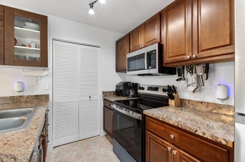 Tucked into the walkable Pineapple Walk community, this 3-bed - photo 24