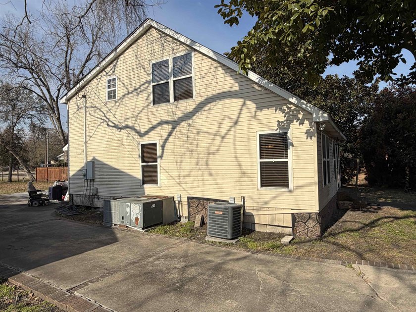 Welcome home to 604 Henry Street, a charming 3-bedroom, 2-bath - photo 5