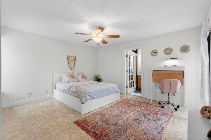 Tucked into the walkable Pineapple Walk community, this 3-bed - photo 27
