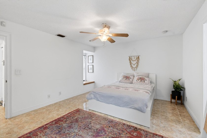 Tucked into the walkable Pineapple Walk community, this 3-bed - photo 28