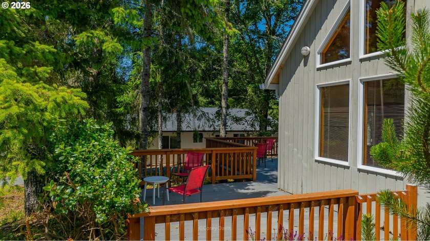 Sweet, bright and light beach cabin with wall of windows facing - photo 29