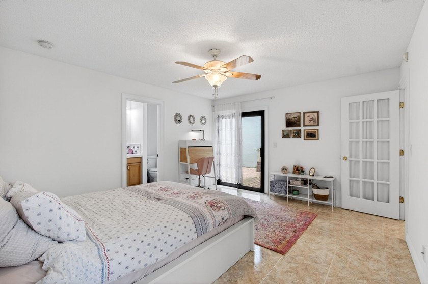 Tucked into the walkable Pineapple Walk community, this 3-bed - photo 30