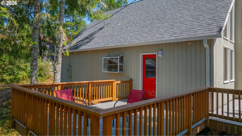 Sweet, bright and light beach cabin with wall of windows facing - photo 30