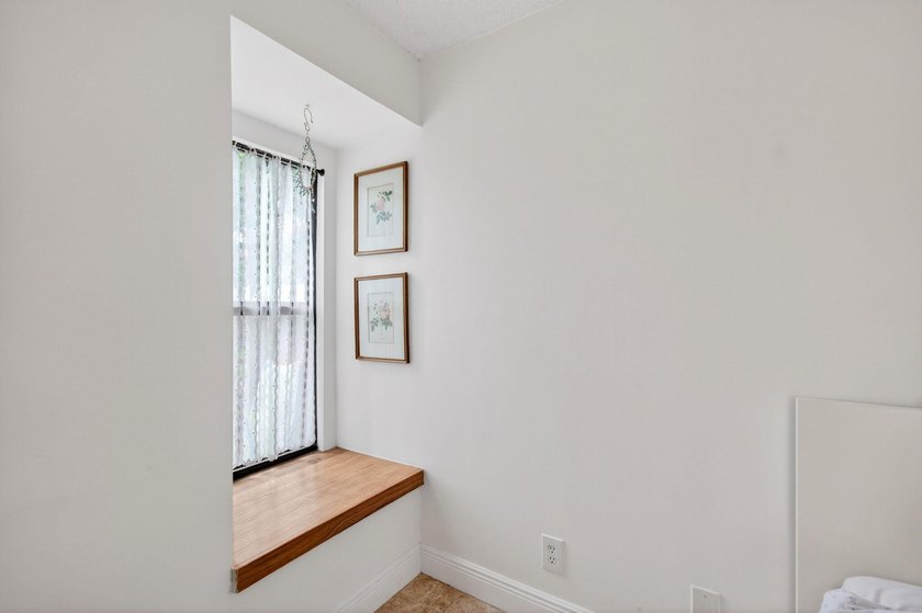 Tucked into the walkable Pineapple Walk community, this 3-bed - photo 32
