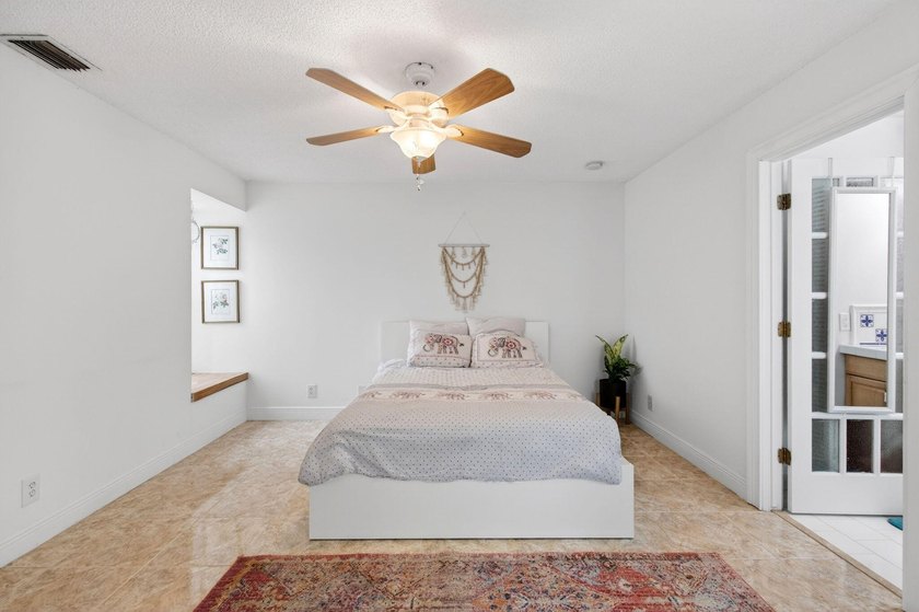 Tucked into the walkable Pineapple Walk community, this 3-bed - photo 33