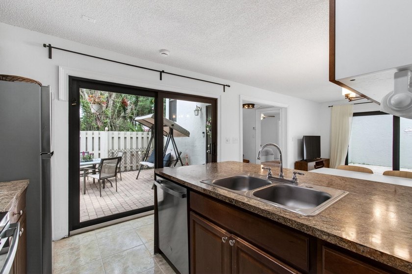Tucked into the walkable Pineapple Walk community, this 3-bed - photo 34