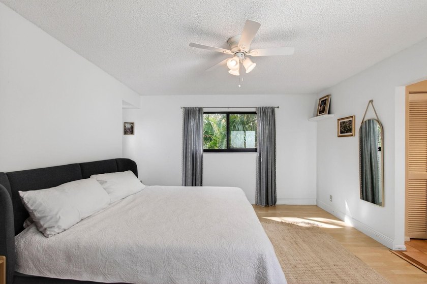 Tucked into the walkable Pineapple Walk community, this 3-bed - photo 42