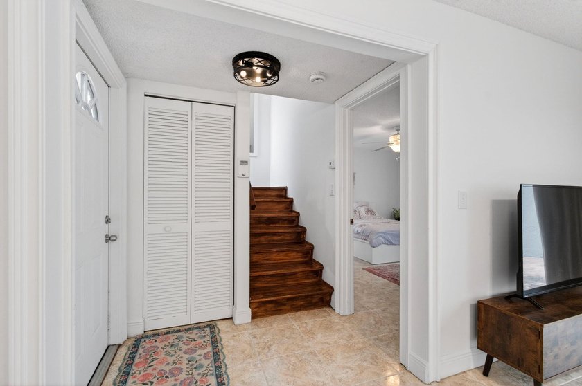 Tucked into the walkable Pineapple Walk community, this 3-bed - photo 44