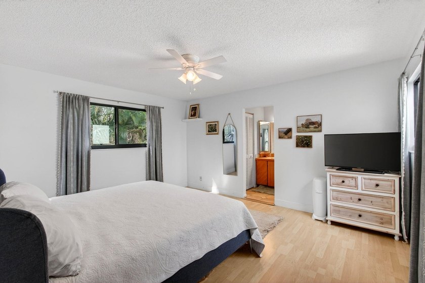 Tucked into the walkable Pineapple Walk community, this 3-bed - photo 46