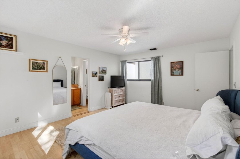 Tucked into the walkable Pineapple Walk community, this 3-bed - photo 48