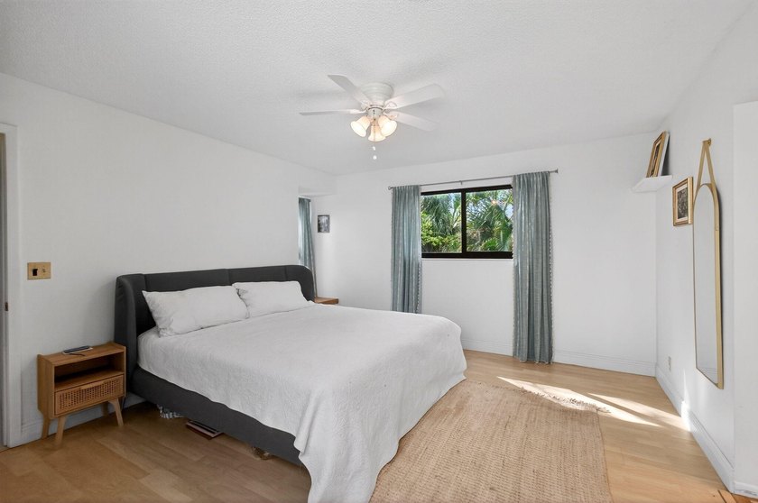 Tucked into the walkable Pineapple Walk community, this 3-bed - photo 49