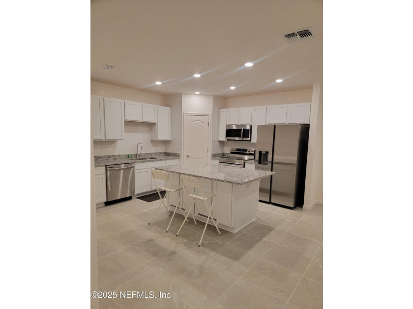 This 3-bedroom, 2 1/2 bathroom townhome is practically brand new - photo 3