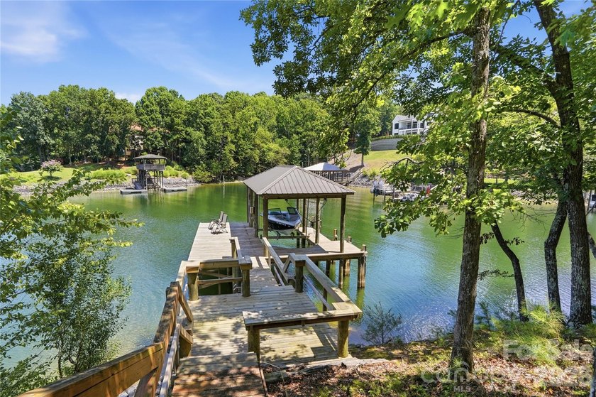 Peaceful waterfront retreat nestled on a beautifully wooded lot - photo 4