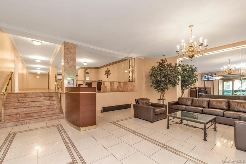 The Greenbriar - Spacious 3-Bedroom with Terrace in the Heart of - photo 2