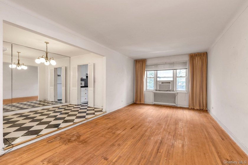 The Greenbriar - Spacious 3-Bedroom with Terrace in the Heart of - photo 4