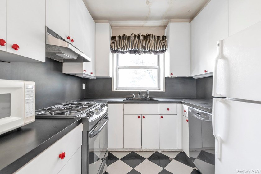 The Greenbriar - Spacious 3-Bedroom with Terrace in the Heart of - photo 8
