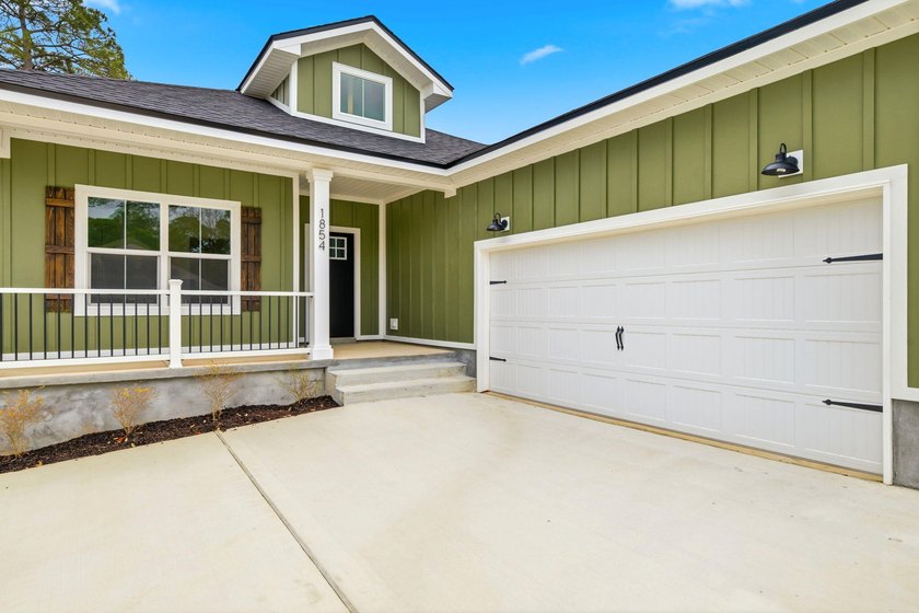 This semi-custom home offers a spacious living with 4 bedrooms - photo 2